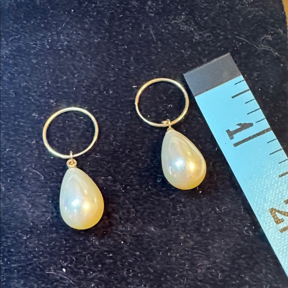 Gold toned faux Pearl Drop Earrings 🐈⬛ - Picture 2 of 3